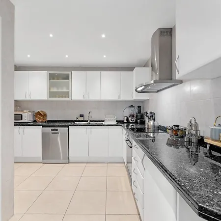 Modern And Large In The Heart Of Puerto Banus * マルベーリャ