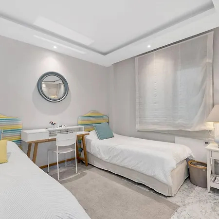 Modern And Large In The Heart Of Puerto Banus マルベーリャ