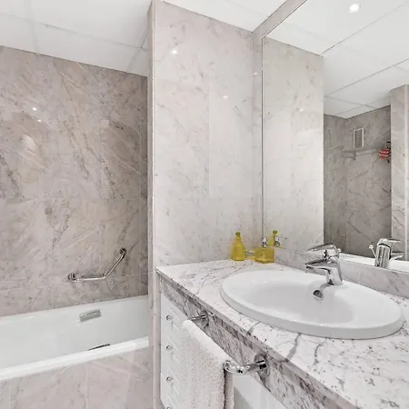 Modern And Large In The Heart Of Puerto Banus アパート *