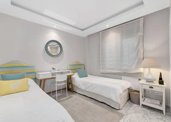Modern And Large In The Heart Of Puerto Banus マルベーリャ
