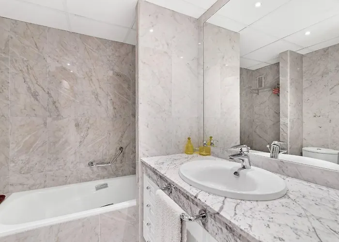 Modern And Large In The Heart Of Puerto Banus アパート *