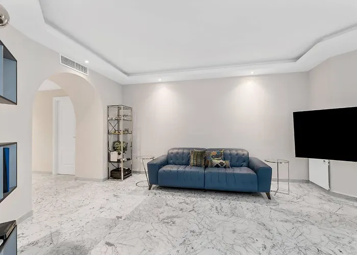 Modern And Large In The Heart Of Puerto Banus アパート