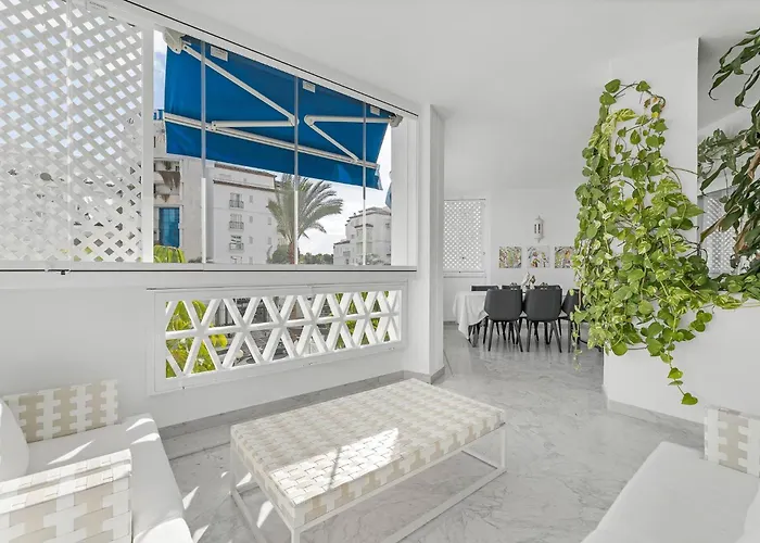 Modern And Large In The Heart Of Puerto Banus マルベーリャ